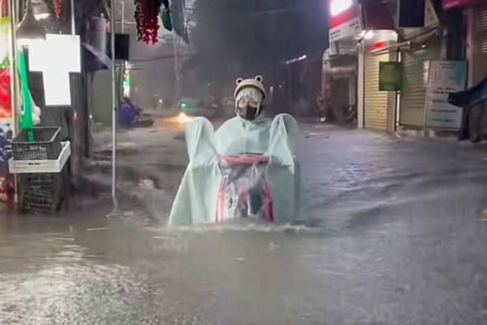  Nhiều nơi ở Hà Nội ngập sâu sau trận mưa lớn chiều 28/5. (Ảnh: Mỹ Anh) 