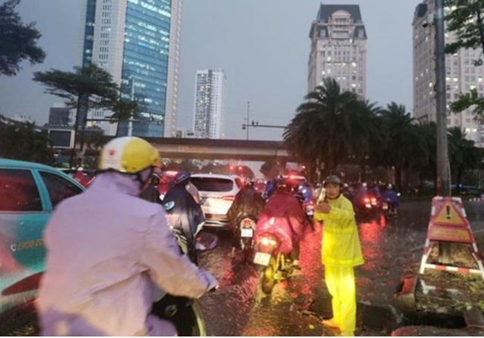 Công nhân Công ty thoát nước Hà Nội ứng trực tại khu vực ngã tư Dương Đình Nghệ - Phạm Hùng - Mễ Trì. Ảnh: Minh Hạnh