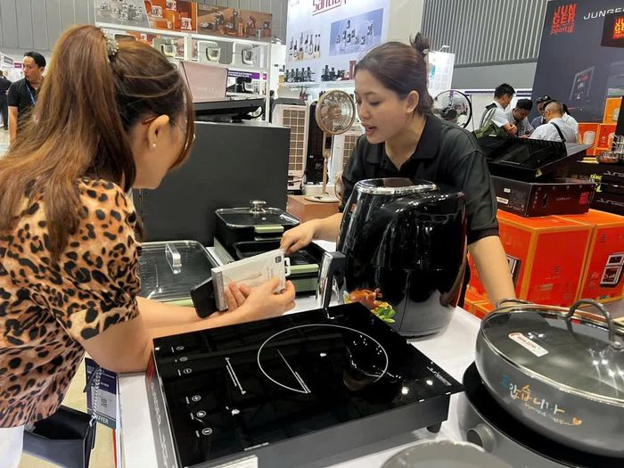 Khu gian hàng Thiết bị điện gia dụng trưng bày các sản phẩm chú trọng vào tính tiện dụng, độ bền.