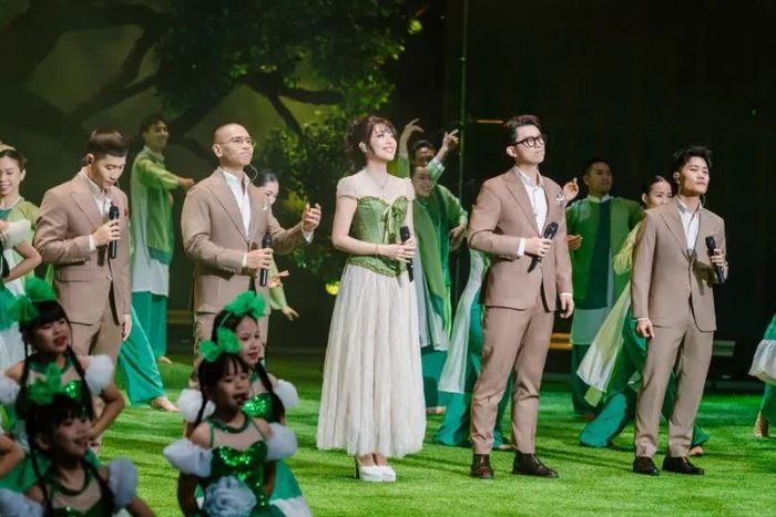 Pia Linh và nhóm OPlus trình diễn ca khúc“Mãi nương tựa bên người”