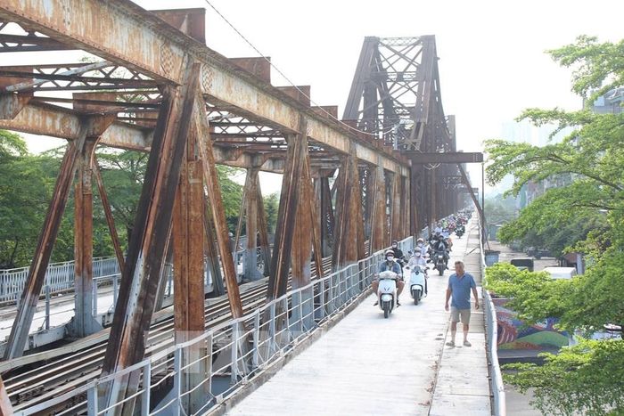 Các phương tiện lưu thông qua cầu Long Biên trong ngày thông xe trở lại. Ảnh: Nguyễn Thắng - TTXVN