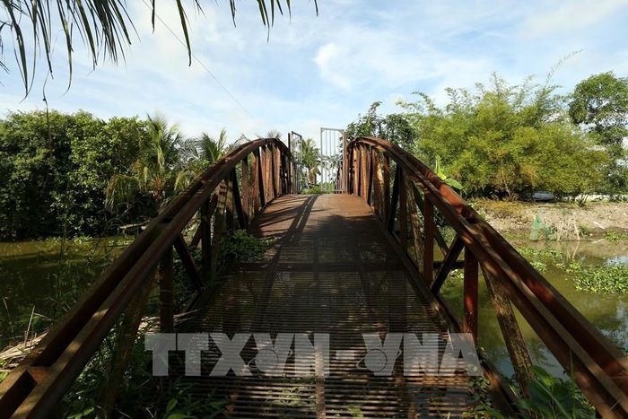 Cây cầu sắt tại xã Hòa An, thành phố Cần Thơ. Ảnh: Duy Khương - TTXVN