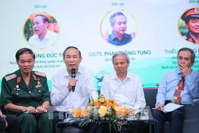 Ông Phùng Đức Tiến, Nguyên Thứ trưởng Bộ Nông nghiệp và Môi trường chia sẻ tại tọa đàm. Ảnh: Hoàng Hiếu - TTXVN