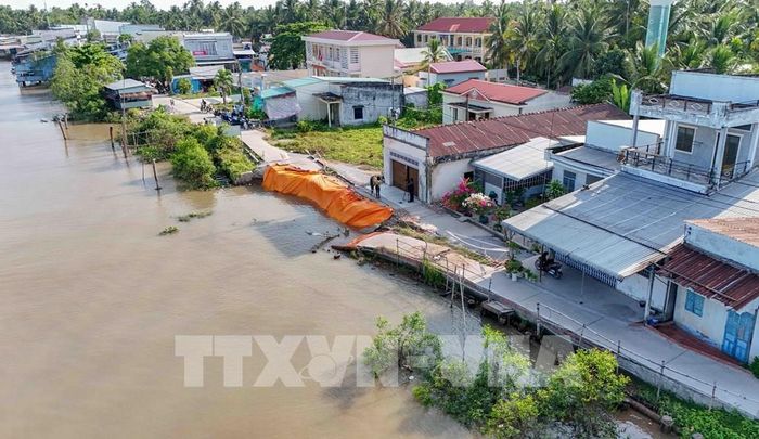 Điểm sạt lở dài hơn 30m ở ấp Phú Tây, xã Nhơn Mỹ, thành phố Cần Thơ làm sụp tuyến đường giao thông xảy ra hồi tháng 4/2026. Ảnh: Thanh Liêm - TTXVN