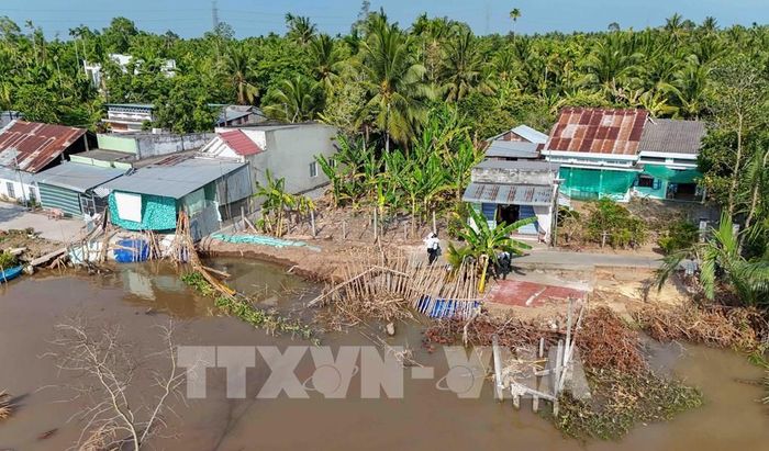 Điểm sạt lở sông Rạch Mọp trên địa bàn ấp Phụng An, xã Nhơn Mỹ, thành phố Cần Thơ nhìn từ trên cao. Ảnh: Thanh Liêm - TTXVN