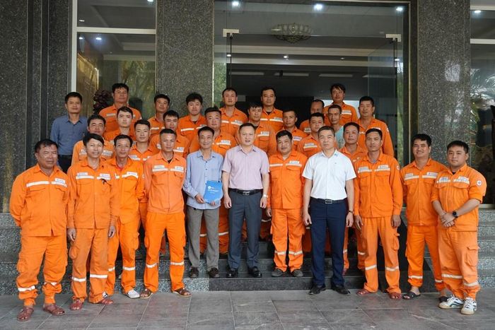 Giám đốc Công ty Điện lực Thanh Hóa thăm hỏi, động viên lực lượng xung kích ra quân xử lý các khiếm khuyết trên lưới điện. Ảnh: Như Mai/Bnews.vn