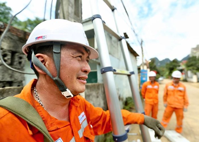 Anh Phạm Văn Hân – Nhân viên Điện lực Cẩm Thủy trong phút giây nghỉ ngơi ngoài hiện trường. Ảnh: Như Mai/Bnews.vn