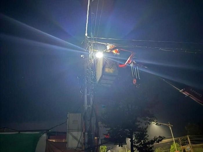 Công ty Điện lực Nghệ An tập trung mọi nguồn lực, xuyên đêm nỗ lực khắc phục sự cố cấp điện trở lại phục vụ nhân dân. Ảnh: Lê Minh/Bnews/Vnanet.vn