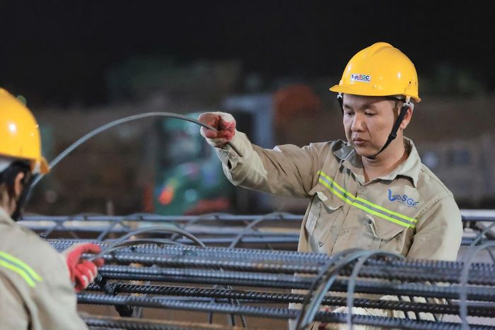 Sau hơn 5 tháng thi công “thần tốc”, công trình Sân vận động Hùng Vương nằm trong siêu dự án Khu đô thị Thể thao Quốc tế Hà Nội đã hoàn thành các hạng mục quan trọng ban đầu như: San lấp xong toàn bộ phần nền SVĐ và các hạng mục phụ trợ, thi công đường giao thông nội khu, đường giao thông kết nối đạt trên 80%, triển khai ép xong cọc kết cấu chính, hạng mục cọc khoan nhồi đạt 40%, phần khán đài, móng, sàn tầng 1 đạt trên 70%.