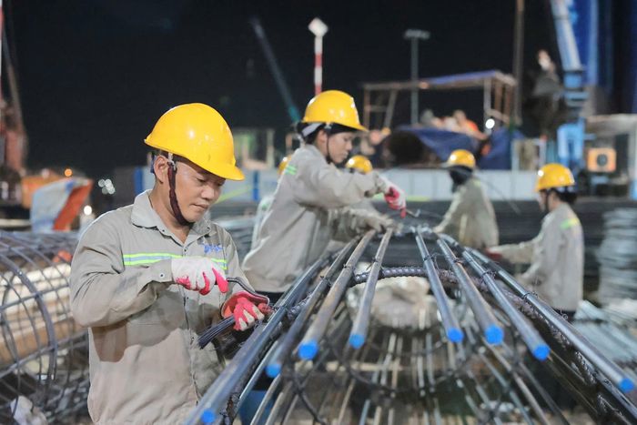 Bên cạnh kỷ lục về quy mô, Hùng Vương cũng là sân vận động độc đáo nhất hành tinh, với các chi tiết thiết kế mang âm hưởng văn hóa Việt Nam, đậm đặc họa tiết trống đồng Đông Sơn, tạo nên một công trình vừa hiện đại, vừa mang tính biểu tượng cho hào khí Việt Nam.