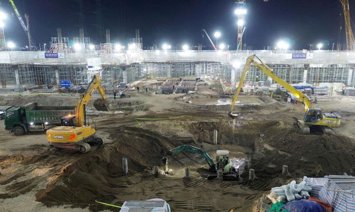 Theo kế hoạch của chủ đầu tư Tập đoàn Vingroup thời gian tới đây sẽ triển khai khởi công các hệ sinh thái quan trong trong Khu đô thị như: Khách sạn hạng sang có quy mô khoảng 30 tầng nổi và 1 tầng hầm tại khu vực cạnh SVĐ 135.000 chỗ; Bệnh viện quy mô lớn trong đó có chuyên khoa dành cho thể thao; Tổ hợp các cụm sân tennis, sân pickleball, cảnh quan xung quanh SVĐ; Tuyến đường rộng 120m kết nối các tuyến quốc lộ chính với SVĐ.