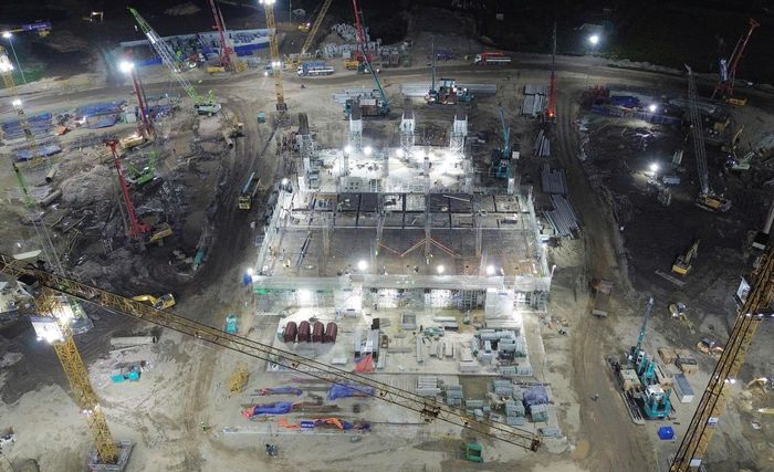 Theo kế hoạch của chủ đầu tư Tập đoàn Vingroup thời gian tới đây sẽ triển khai khởi công các hệ sinh thái quan trong trong Khu đô thị như: Khách sạn hạng sang có quy mô khoảng 30 tầng nổi và 1 tầng hầm tại khu vực cạnh SVĐ 135.000 chỗ; Bệnh viện quy mô lớn trong đó có chuyên khoa dành cho thể thao; Tổ hợp các cụm sân tennis, sân pickleball, cảnh quan xung quanh SVĐ; Tuyến đường rộng 120m kết nối các tuyến quốc lộ chính với SVĐ.