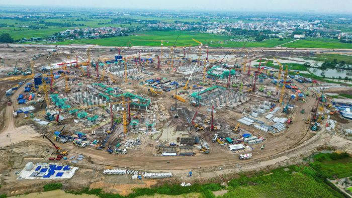 Đặc biệt, sân vận động được định vị là công trình xanh và thông minh, tích hợp AI với khả năng thay mới mặt sân trong 6-10 giờ; ghế thông minh kết nối 5G; kiểm soát an ninh và dòng người theo thời gian thực; thu - tái chế nước tiết kiệm 70% nước sạch; chống hấp thụ nhiệt và tia UV; thông gió tự nhiên giảm năng lượng điều hòa, giảm tiếng ồn…