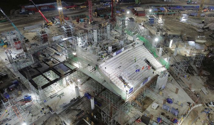 Hiện trên công trường sân vận động Hùng Vương luôn duy trì hơn 5.000 công nhân làm việc liên tục ngày đêm. Giai đoạn cao điểm sắp tới, nhân sự sẽ tăng lên khoảng 9.000-10.000 người, triển khai 3 ca, 4 kíp ở tất cả hạng mục.