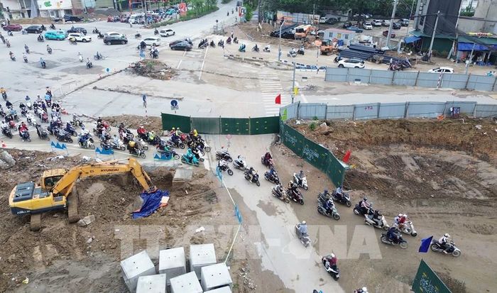 Trong buổi sáng ngày đầu tiên thực hiện các phương tiện xe mô tô và xe thô sơ còn nhiều bõ ngỡ khi đi vào phần đường đang thi công xây dựng đường Vành đai 1, đoạn Hoàng Cầu - Voi Phục và phải quay đầu trở lại đi theo hướng phố Nguyên Hồng. Ảnh: Quốc Khánh - TTXVN 