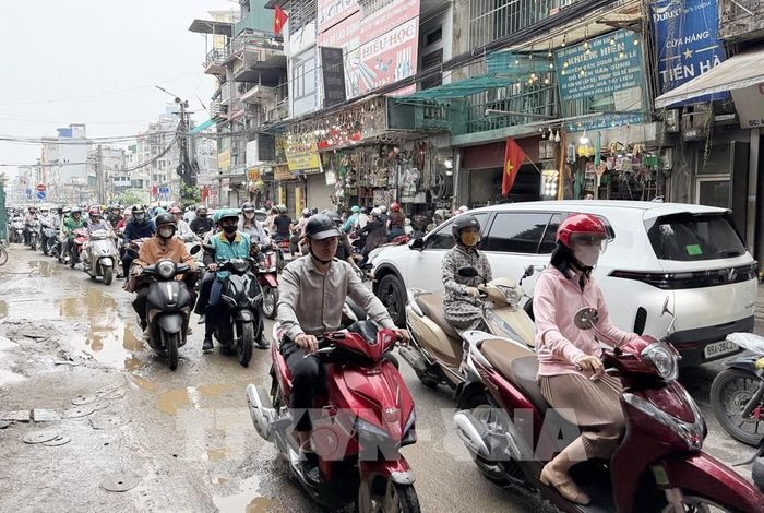 Các phương tiện di chuyển khó khăn cả hai chiều trong buổi sáng ngày đầu tiên phân luông trên đường La Thành. Ảnh: Quốc Khánh - TTXVN 