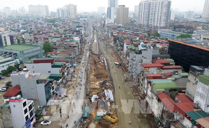 Chủ đầu tư và các nhà thầu đẩy nhanh tiến độ thi công xây dựng đường Vành đai 1, đoạn Hoàng Cầu - Voi Phục để đưa vào sử dụng cuối năm nay. Ảnh: Quốc Khánh - TTXVN