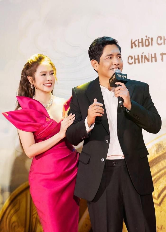 Đạo diễn Đức Thịnh và Thanh Thúy tích cực tham gia các hoạt động quảng bá phim tại rạp. Ảnh: FBNV