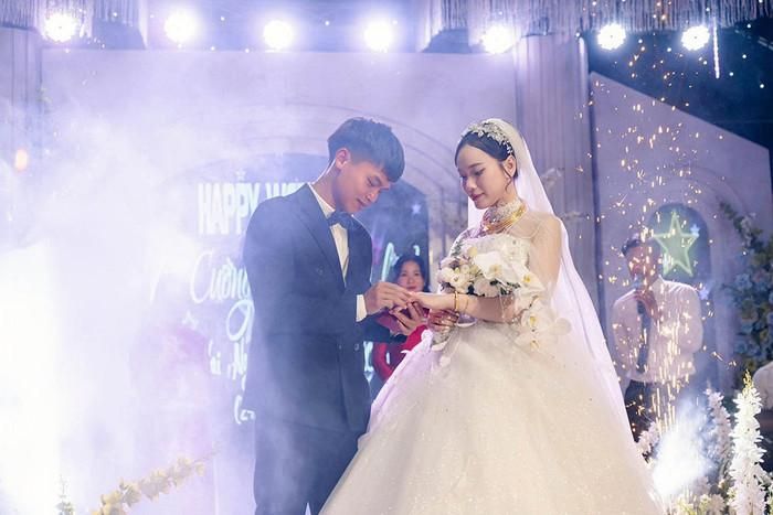Cầu thủ Hồ Văn Cường và bà xã Nguyễn Linh của anh trong đám cưới năm 2025.