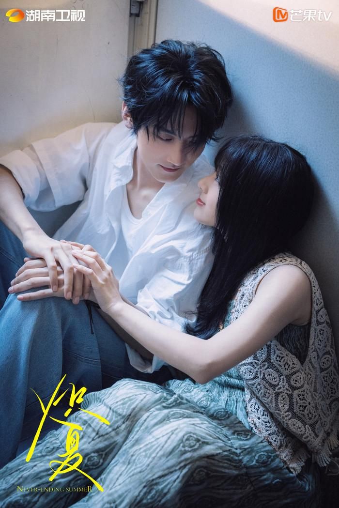 Yếu tố gương vỡ lại lành cùng chuyện tình kéo dài nhiều năm khiến Sí Hạ trở thành một trong những dự án ngôn tình được mong đợi. Bộ phim kết hợp màu sắc thanh xuân với drama trưởng thành, khai thác những hiểu lầm và tổn thương kéo dài suốt một thập kỷ của hai nhân vật chính. Bao Thượng Ân và Châu Kha Vũ được đánh giá có ngoại hình phù hợp với không khí phim hiện đại, đồng thời tạo cảm giác giàu chemistry qua những hình ảnh quảng bá ban đầu.