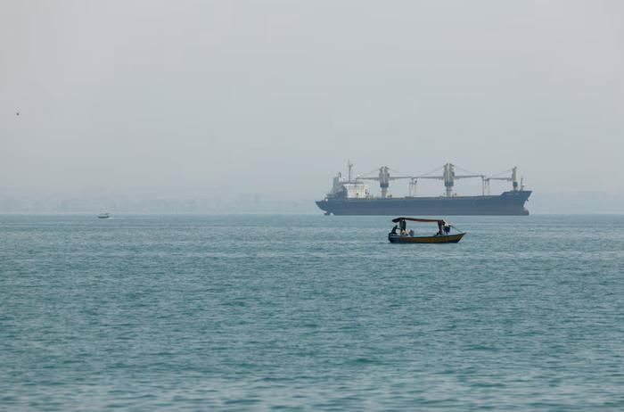 Các tàu thuyền trên eo biển Hormuz, Iran, ngày 22 tháng 5 năm 2026 (Ảnh: Reuters).