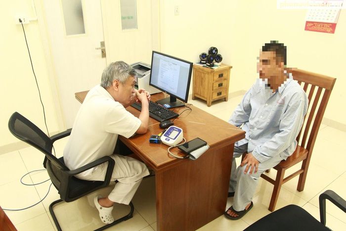 Bác sĩ thăm khám cho bệnh nhân bị loạn thần