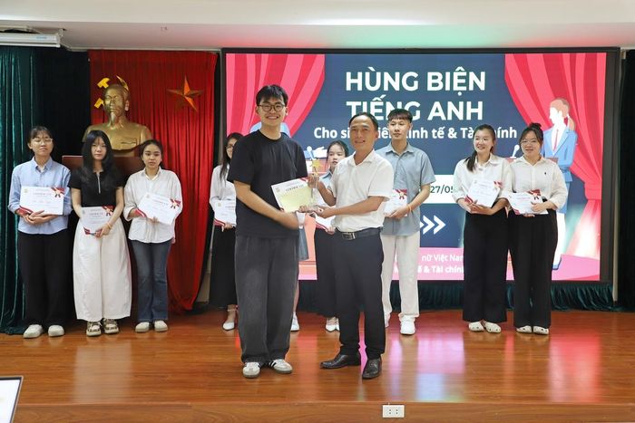 TS. Lê Văn Sơn, Trưởng khoa Kinh tế &amp; Tài chính, trao thưởng cho đội giành giải Nhất