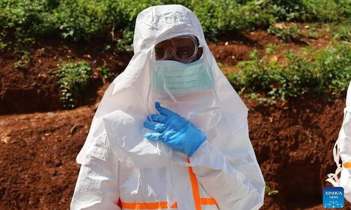 Một nhân viên y tế mặc đồ bảo hộ trước khi chôn cất nạn nhân Ebola ở Mongbwalu, tỉnh Ituri, miền đông Cộng hòa Dân chủ Congo, ngày 24/5. Ảnh: Tân Hoa Xã