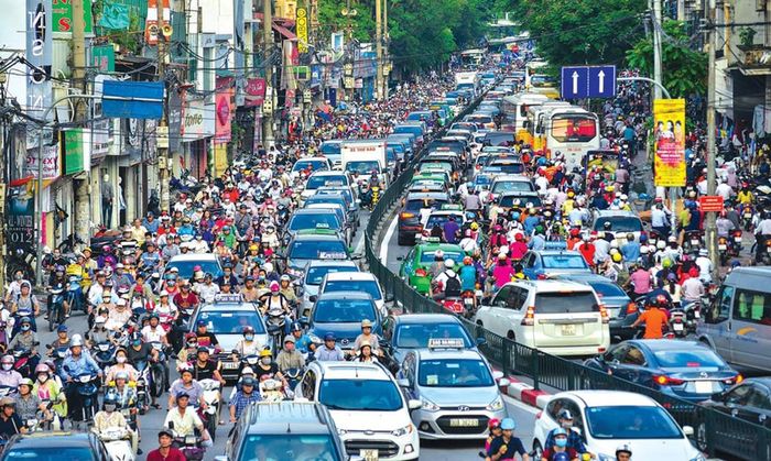 Hà Nội hiện có khoảng 8,1 triệu phương tiện cơ giới đường bộ, chưa kể mỗi ngày còn có khoảng 1,2 triệu phương tiện từ các tỉnh, thành khác lưu thông tại Thủ đô. Ảnh minh họa