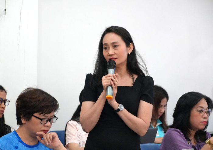 NSƯT Hạnh Thúy, thành viên Ban Chủ nhiệm CLB Nữ Nghệ sĩ TPHCM, phát biểu tại hội thảo.