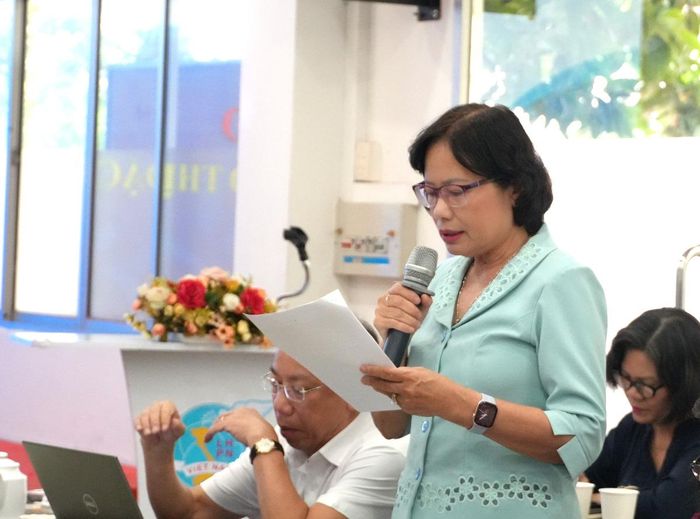 Bà Ung Thị Xuân Hương, Chủ tịch Hội Luật gia TPHCM, Phó Chủ tịch Hội Nữ trí thức TPHCM, góp ý tại hội thảo.