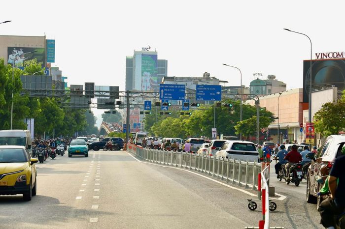 Sáng 15.5.2026, ngày đầu tiên đường Cộng Hòa chính thức vận hành làn đảo chiều linh hoạt, tình hình giao thông khu vực cửa ngõ sân bay Tân Sơn Nhất ghi nhận nhiều chuyển biến tích cực. Nguồn: Người Lao Động