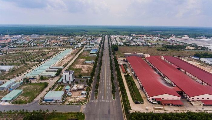 Thông tin về đề án di dời các cơ sở sản xuất ở khu vực phía Nam Bình Dương cũ tiếp tục được dư luận quan tâm sau khi địa phương này sáp nhập vào TP.HCM. Trong ảnh là một góc khu công nghiệp Bàu Bàng. Ảnh: Báo Bình Dương