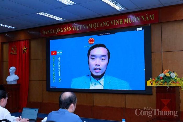 Ông Ngô Mạnh Khôi - Trưởng Thương vụ Việt Nam tại Argentina chia sẻ về cơ hội và thách thức đối với hàng hóa Việt Nam tại thị trường Nam Mỹ. Ảnh: Quỳnh Trang