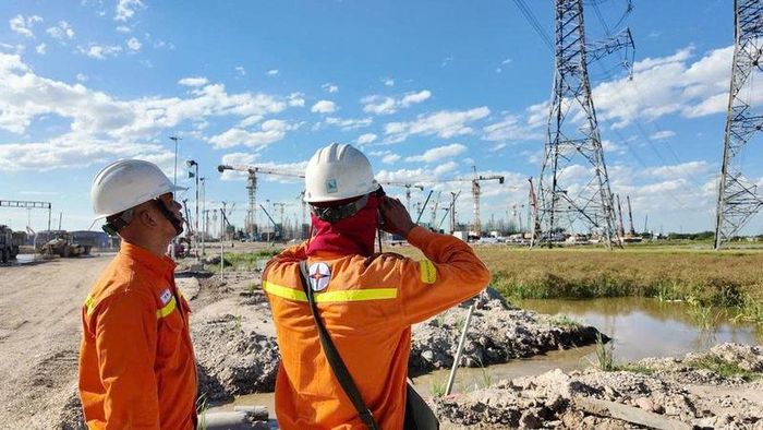 Đội Truyền tải điện Hà Nội 3 túc trực tại các điểm có nguy cơ mất an toàn, soi phát nhiệt các điểm đấu nối tuyến đường dây 500kV Nho Quan - Thường Tín