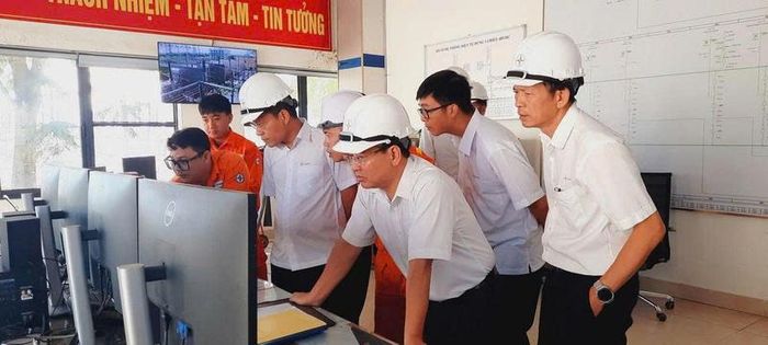 Đoàn công tác rà soát thông số vận hành, kiểm tra nhật ký ca trực tại TBA 500kV Phố Nối