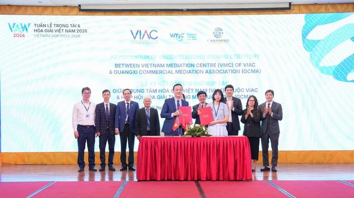 Trong khuôn khổ hội thảo đã diễn ra lễ ký kết Thỏa thuận Hợp tác (MOU) giữa VMC và Hiệp hội Hòa giải Thương mại Quảng Tây (GCMA) tại Việt Nam. Ảnh: NH