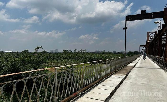 Khu vực đường bộ hành trên cầu Long Biên cũng được sửa chữa, nâng cấp chắc chắn hơn. Ảnh: Thùy Dương