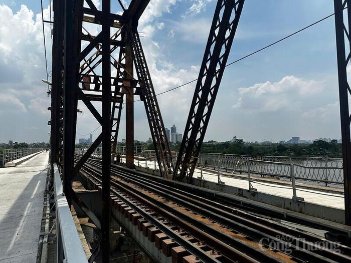Việc đưa cầu vào khai thác trở lại được kỳ vọng góp phần giảm áp lực giao thông cho các cây cầu lân cận và đáp ứng nhu cầu đi lại của người dân hai bên bờ sông Hồng. Ảnh: Thùy Dương