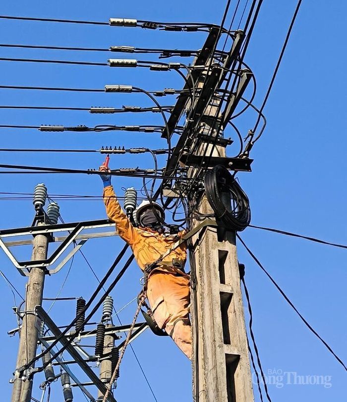 Nhân viên Công ty Điện lực Bắc Ninh kiểm tra, bảo trì hệ thống.