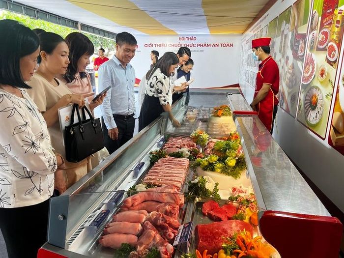 VISSAN giới thiệu thực phẩm an toàn từ nguồn nguyên liệu, sản xuất, chế biến đến phân phối. Ảnh Phương Hoa.