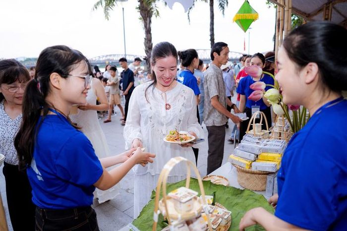  Rất đông du khách, người dân tham quan và thưởng thức các món chay tại lễ hội. Ảnh: H. Lê