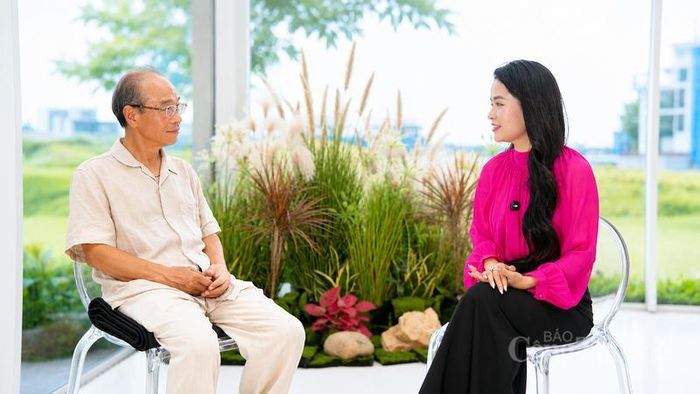 Phóng viên Báo Công Thương trao đổi với ông Bùi Ngọc Bảo