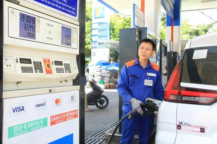 Người dân có thể yên tâm sử dụng xăng E10 vì đây là loại nhiên liệu thân thiện với môi trường. Ảnh: Hiền Mai 
