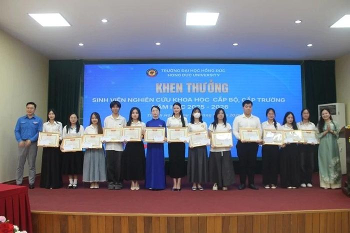 Đại diện Trường Đại học Hồng Đức khen thưởng 14 đề tài NCKH đoạt giải nhì cấp trường.