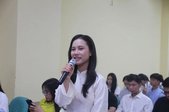 Sinh viên Trường Đại học Hồng Đức trao đổi, thảo luận tại hội nghị.