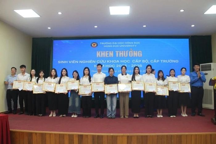 Đại diện lãnh đạo Trường Đại học Hồng Đức khen thưởng 23 đề tài NCKH đoạt giải ba cấp trường.