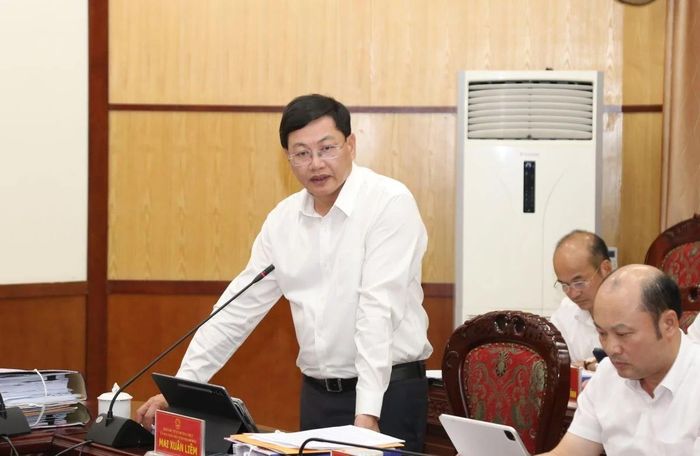 Phó Chủ tịch Thường trực UBND tỉnh Mai Xuân Liêm phát biểu tại phiên họp.