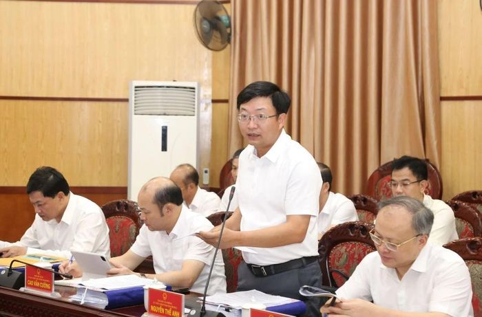Chánh Văn phòng UBND tỉnh Nguyễn Thế Anh trình bày báo cáo tình hình kinh tế - xã hội tháng 5/2026.