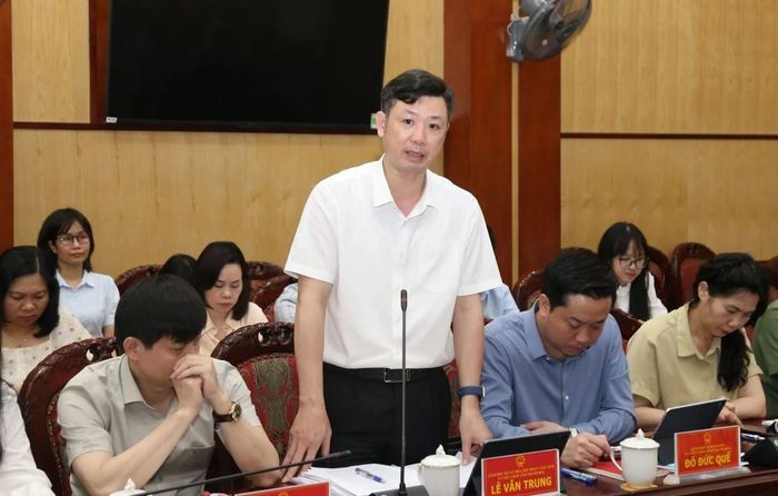 Giám đốc Sở Văn hóa, Thể thao và Du lịch Lê Văn Trung phát biểu tại phiên họp.
